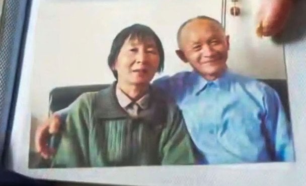 Чэнь Ачон с женой / © CCTV