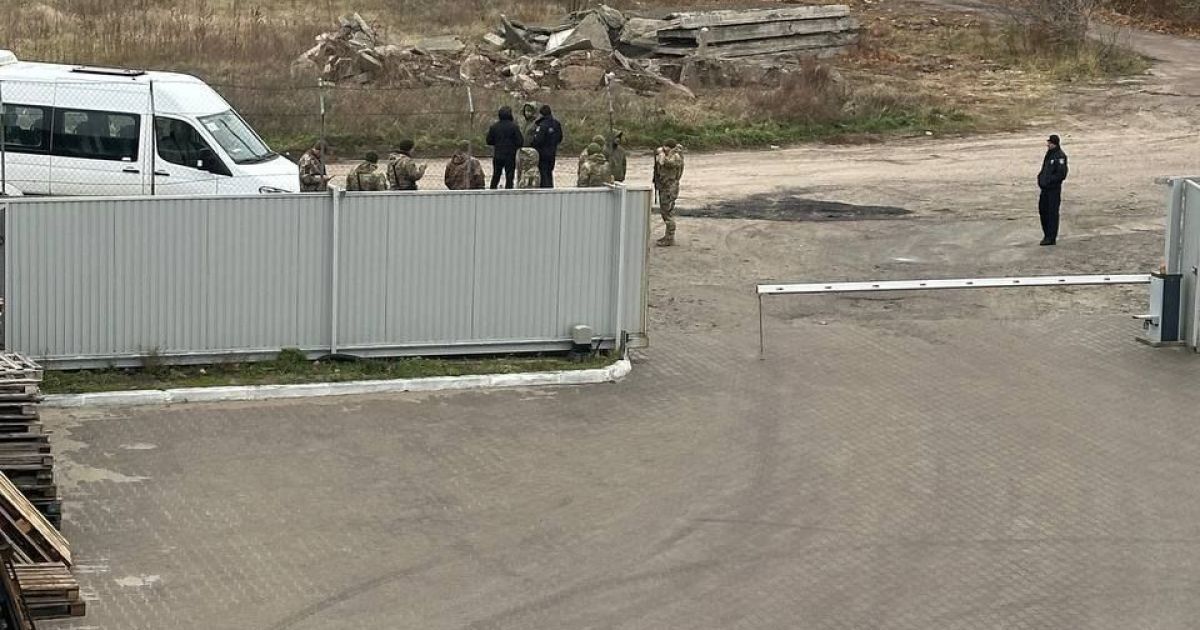 Чоловік у формі стріляв у вантажника на складах під Києвом
