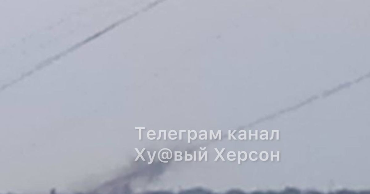 Во временно оккупированном Херсоне раздались взрывы: над городом виден черный дым