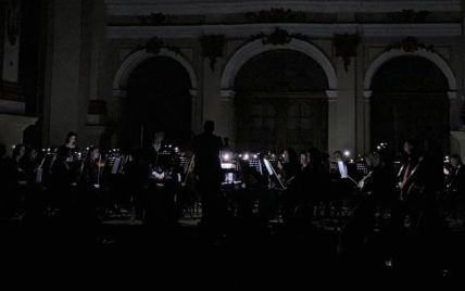 "Герої": у Львові оркестр із Луганщини зіграв в екстремальних умовах, коли зникло світло (фото)