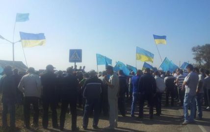 Блокада Крыма: никаких плакатов и лозунгов, только украинские и крымскотатарские флаги