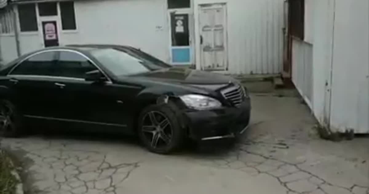 У Рівному неадекватний водій на Mercedes таранив паркани та кіоски