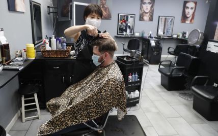 "Це як Різдво": після довгої перерви перукарні Німеччини відкрилися із феєрверками та шампанським