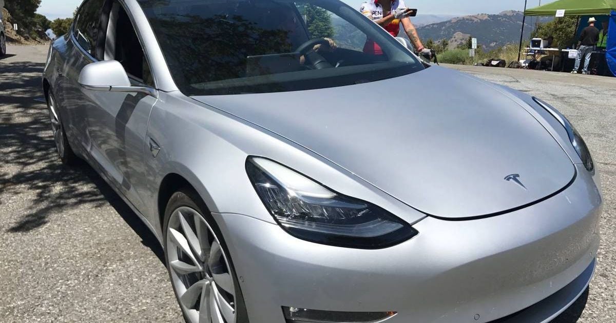 Фотошпионам удалось заснять салон Tesla Model 3