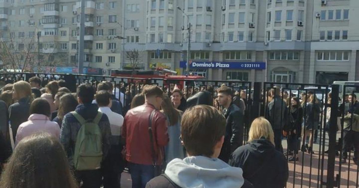 В Киеве неизвестный "заминировал" здание института, студентов срочно эвакуировали