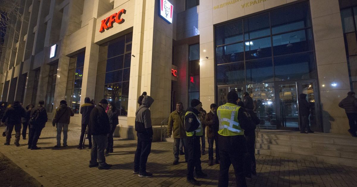 Російський слід чи невдалий бізнес-хід: чому у Будинку профспілок відкрили фастфуд на річницю Революції Гідності