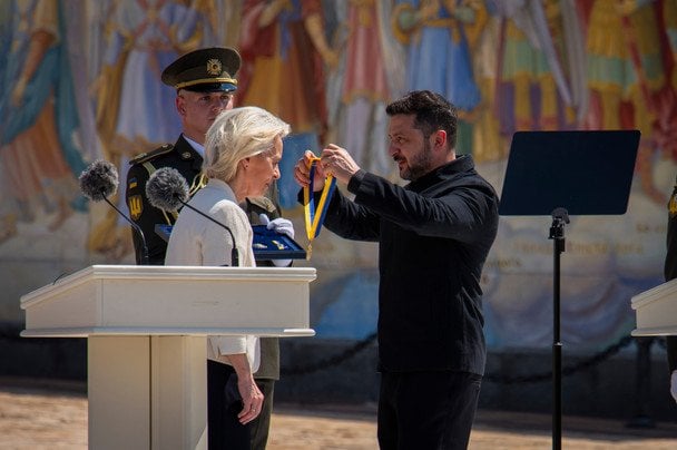 15 июля 2026 года. Президент Украины Владимир Зеленский наградил президента Еврокомиссии Урсулу фон дер Ляйен орденом Европы. / © Associated Press