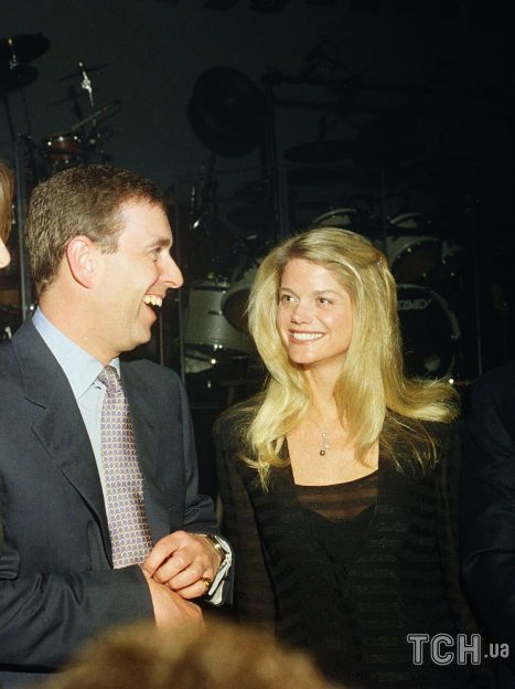 Мелания Трамп, принц Эндрю, Гвендолин Бек и Джеффри Эпштейн на вечеринке в клубе Mar-a-Lago, Палм-Бич, Флорида, 12 февраля 2000 года / © Getty Images