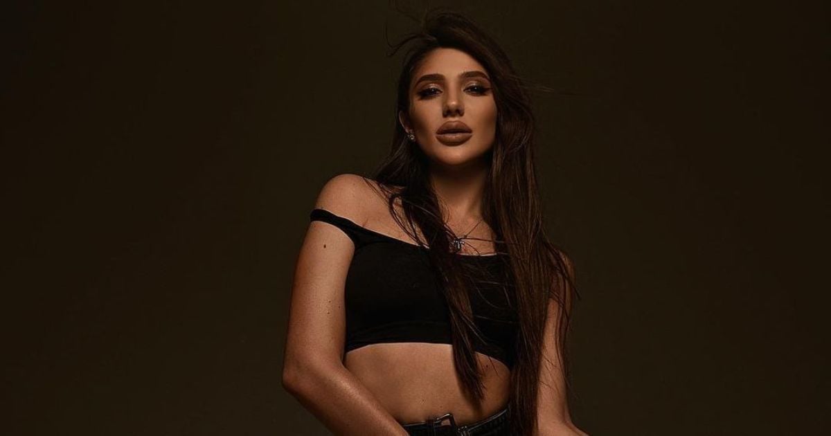 Полностью обнаженная победительница "Холостяка-10" прикрыла интимное место цветами