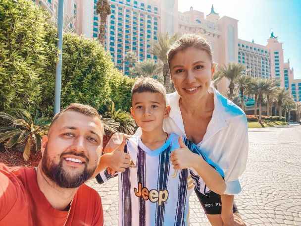Альона і Тамерлан з сином / © instagram.com/tamerlan_alena