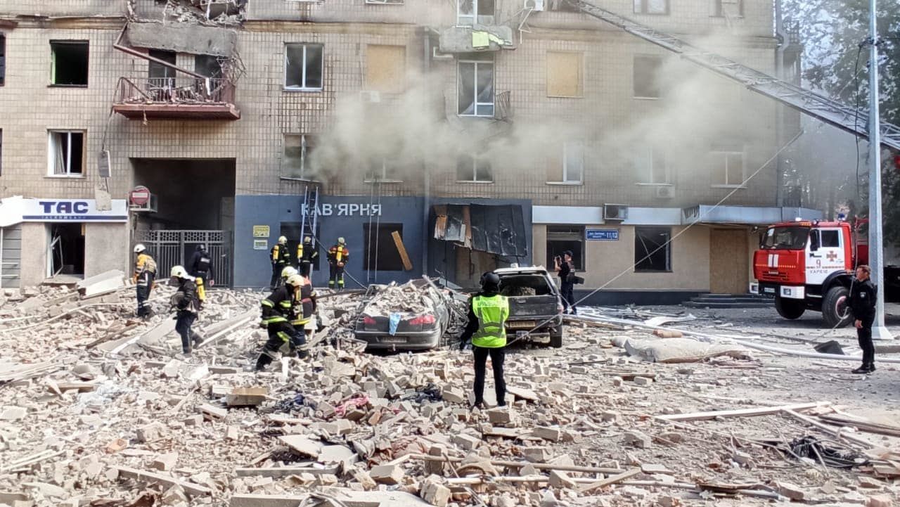 В Харькове ракета попала в пятиэтажный дом, фото