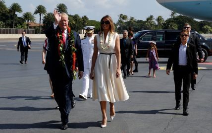 В белоснежном платье и питоновых туфлях: Мелания Трамп продемонстрировала красивый образ