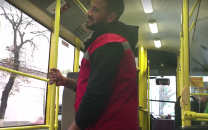 Сексапільний кондуктор тролейбуса в Києві підкорив своїми танцями