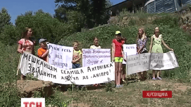 На Херсонщине жители поселка Антоновка снесли забор зажиточного соседа