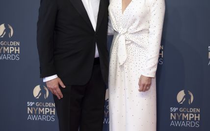 У білій сукні зі сміливим декольте і в обіймах чоловіка: княгиня Монако Шарлін на телевізійному фестивалі