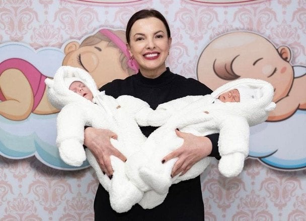 Sonya Kay з синами / © Чернівецький обласний перинатальний центр