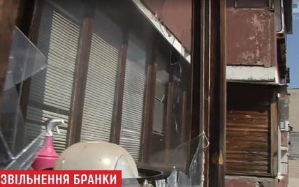 У Києві через балкон восьмого поверху врятували 15-річну дівчину, котру змусили працювати повією