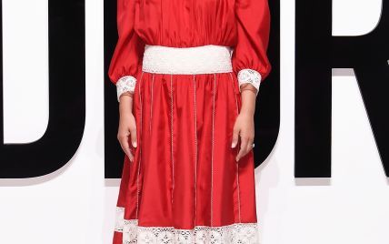В алом платье с обнаженными плечами: Натали Портман на светском мероприятии