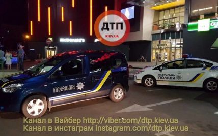 В Киеве на парковке дерзко расстреляли из автомата мужчину