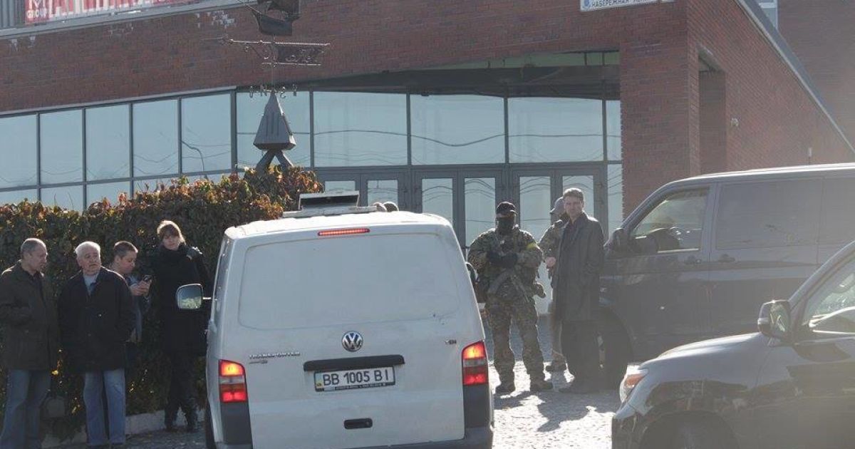 СБУшники в балаклавах с автоматами окружили здание