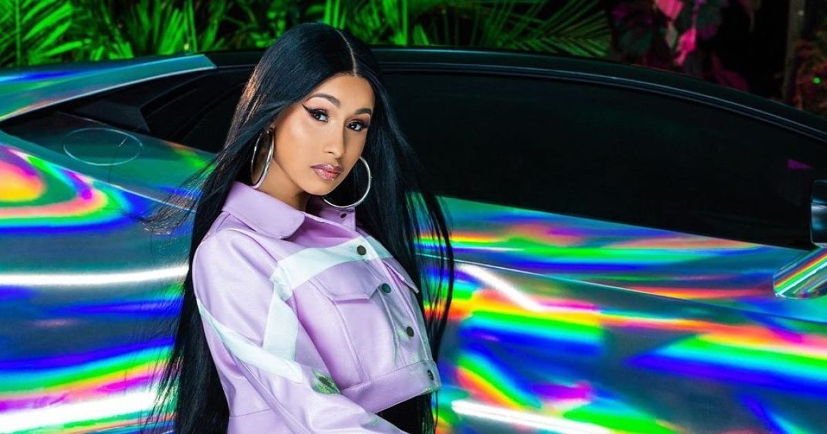 Cardi B топлес та без трусиків еротично позувала у металевих ботфортах