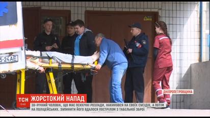 Із ножем, молотком і гайковим ключем: чоловік із психічними розладами кидався на людей
