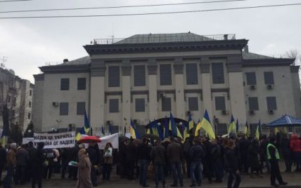 Под посольством РФ украинцы с плакатами "Путин - фашист" требуют освободить Савченко