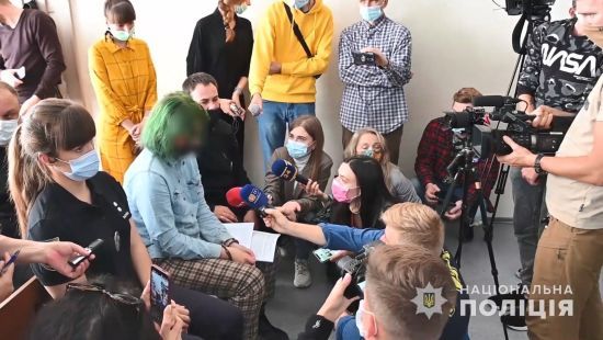 План убивств, череп з кров'ю та світлина батька з виколотими очима: що виявили в квартирі полтавської стрільчині