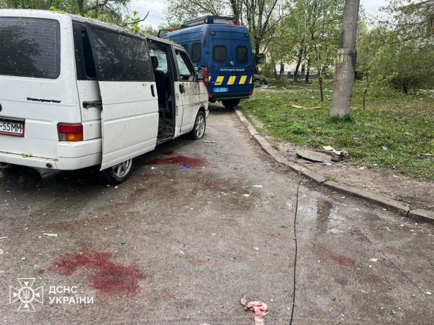 Наслідки ракетної атаки на Чернігів 17 квітня / © ДСНС України у Telegram