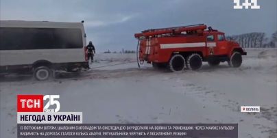 Негода в Україні: по всій країні дме поривчастий вітер 23 метри за секунду