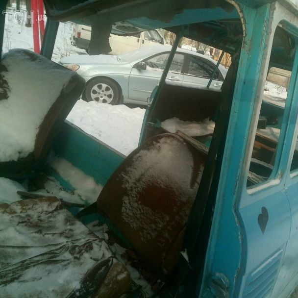 У розбитому автобусі Автара знайшли напівроздягненим і з перемотаною головою.