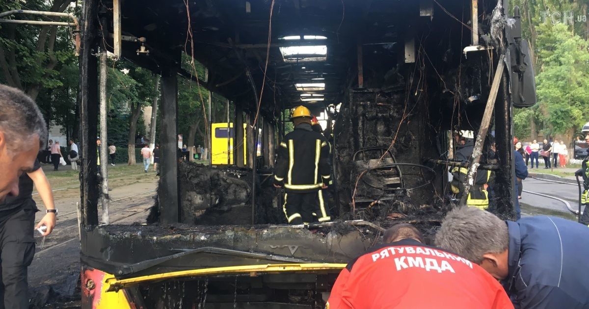 Пожежа автобуса на Дегтярівській_3 / © Фото Валерии Ковалинской/ТСН