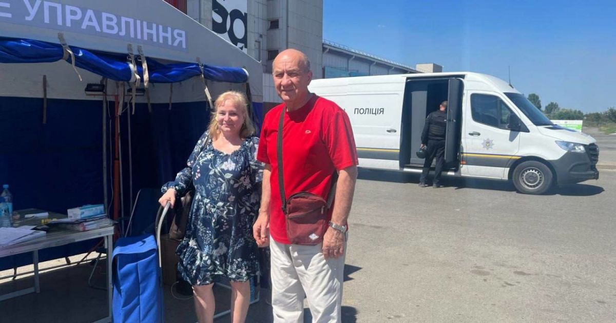 Пара, яка вціліла після удару по "Епіцентру"