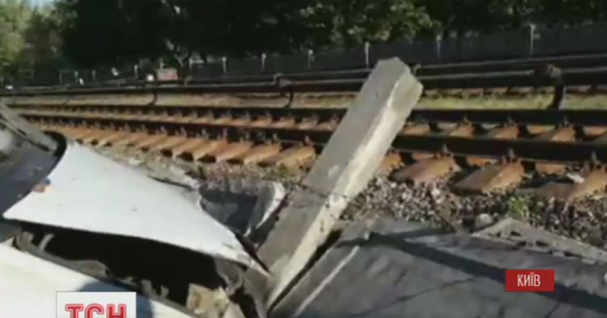 В столице из-за ДТП авто едва не выехало на рельсы метро