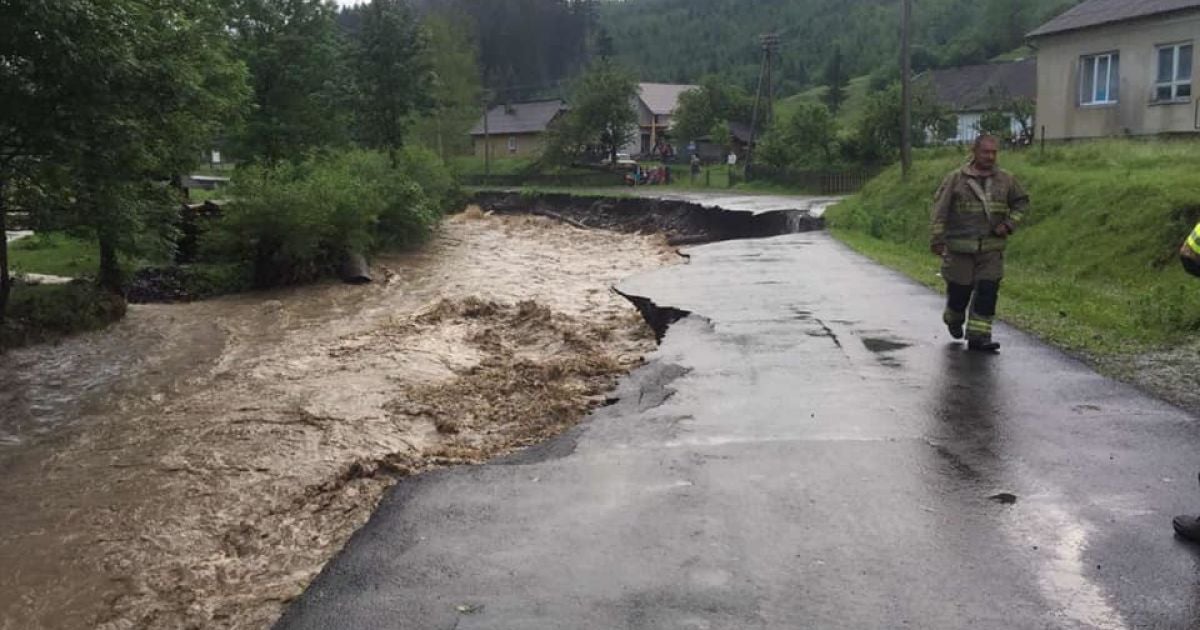 Аномальна злива на Закарпатті та новий карантин в Китаї. П'ять новин, які ви могли проспати