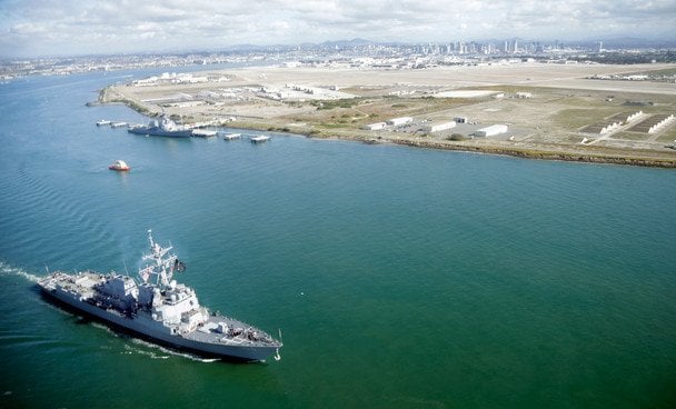 Ameriški rušilec pri obali Venezuele prestrašil ruski tanker, ki je spremenil smer proti Kubi