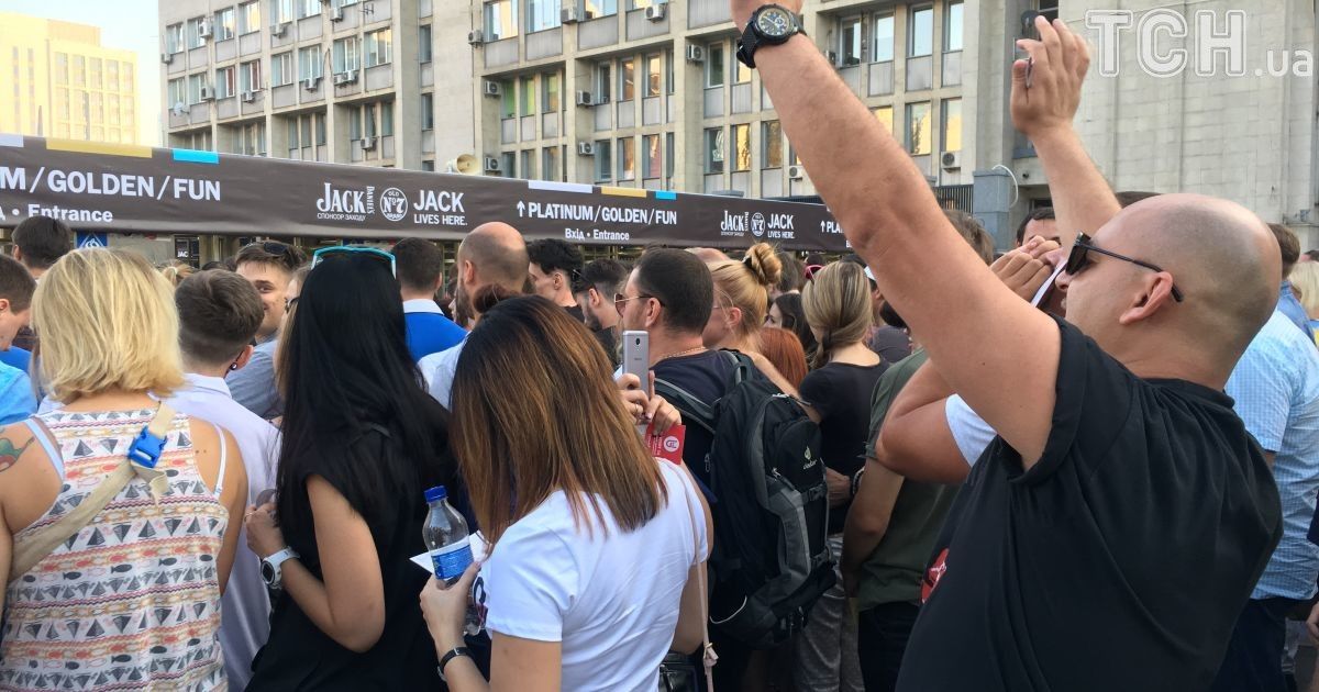 Провал организаторов на концерте Depeche Mode: часть фанов пропустила полвыступления