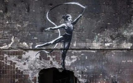 В Ирпене начали сносить дом с граффити Бэнкси: видео с места события