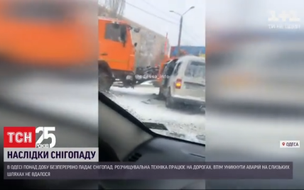 Тривалий снігопад в Одесі спровокував численні аварії й затори