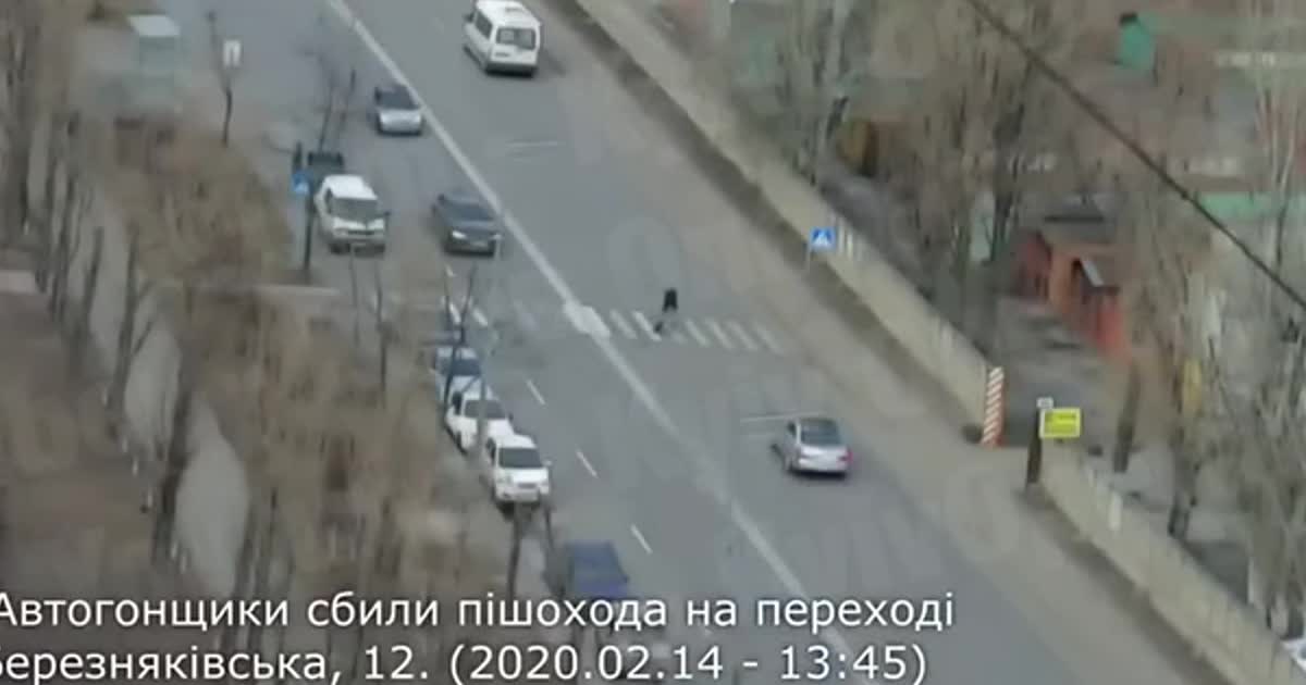 З’явилось відео, як у Києві легковик збив людину на пішохідному переході