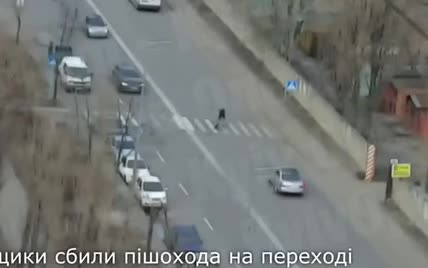 Появилось видео, как в Киеве легковушка сбила человека на пешеходном переходе