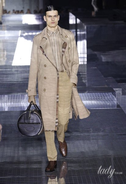 Коллекция Burberry прет-а-порте сезона осень-зима 2020-2021 / © East News