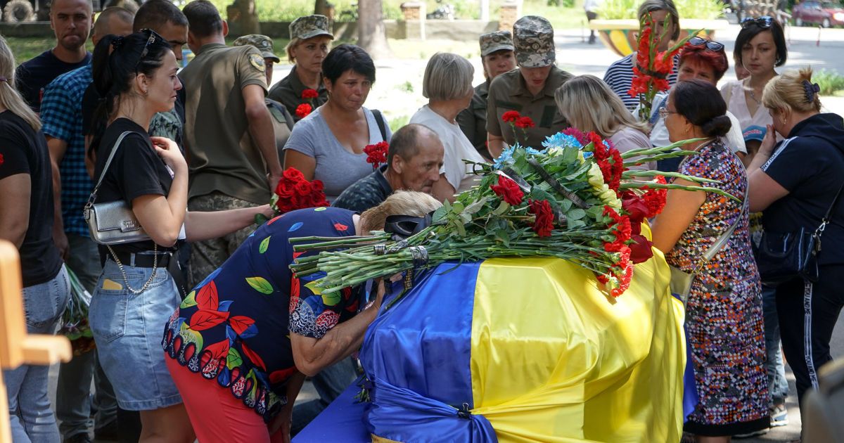 Залишилися двоє маленьких дітей: під Житомиром поховали 30-річного загиблого в зоні ООС бійця Олексія Кайдановича