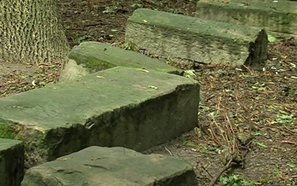Велотрамплін, шашлики та алкоголь: як на єврейському кладовищі Рівного влаштували місце відпочинку