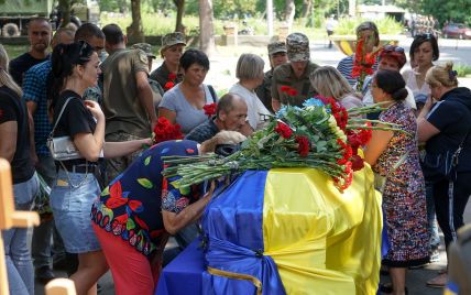 Остались двое маленьких детей: под Житомиром похоронили 30-летнего погибшего в зоне ООС бойца Алексея Кайданович