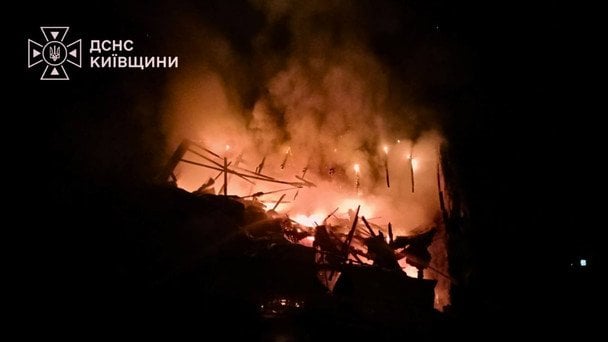 Наслідки влучання російських БПлА по Бучанському району / © ДСНС у Київській області