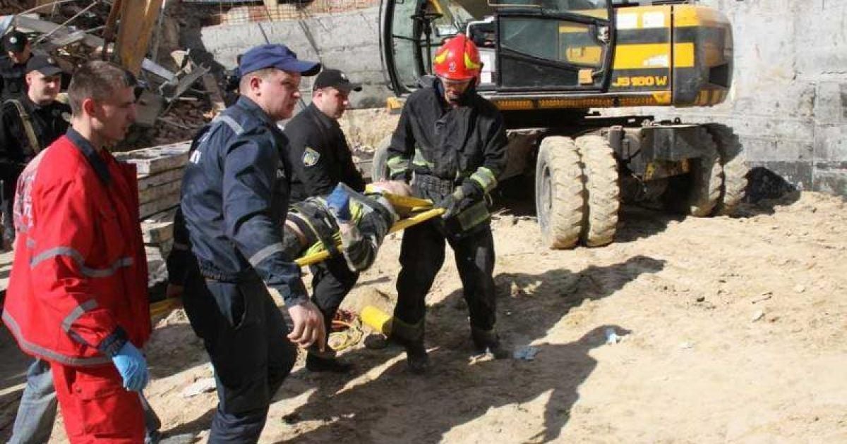 У Вінниці під час будівельних робіт стіна старої будівлі привалила трьох людей