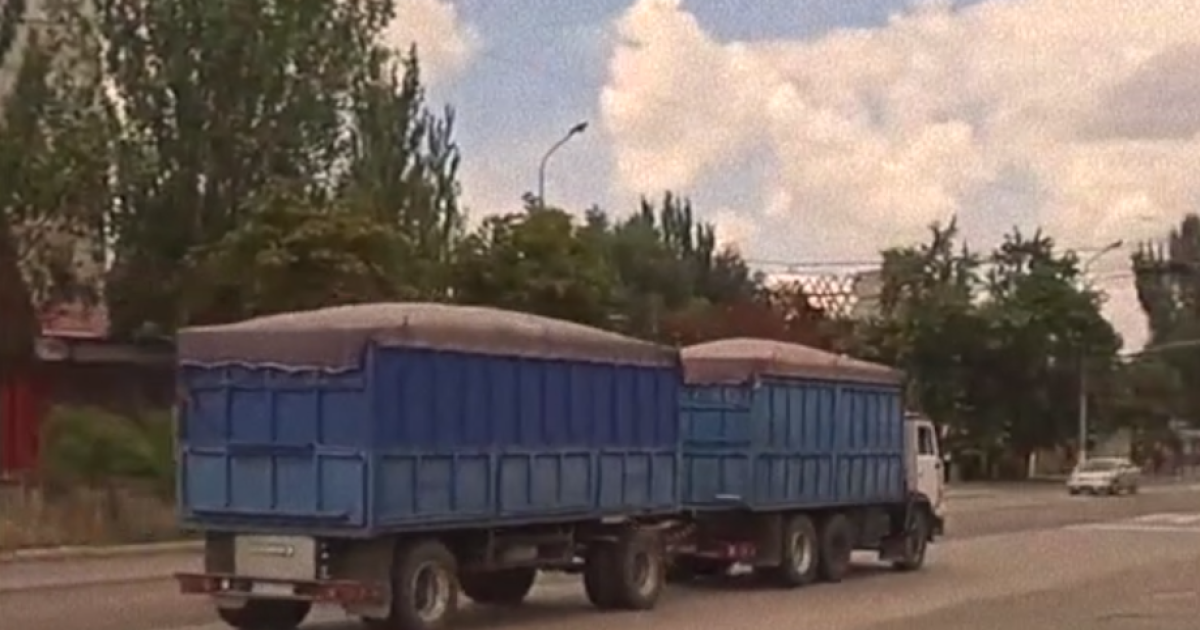 В Мариуполе россияне снова воруют украинское зерно (видео)
