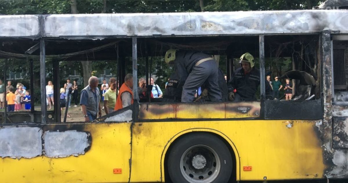 Пожежа автобуса на Дегтярівській_4 / © Фото Валерии Ковалинской/ТСН