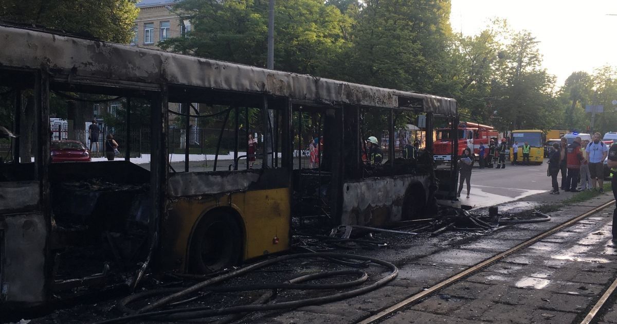 Пожежа автобуса на Дегтярівській_12 / © Фото Валерии Ковалинской/ТСН